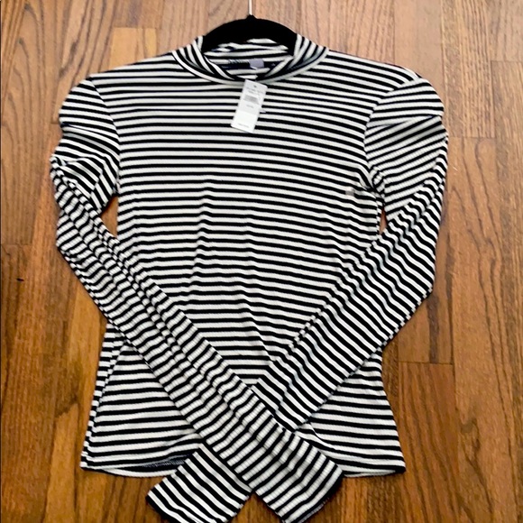 Never worn. Aerie long sleeve - Picture 1 of 2